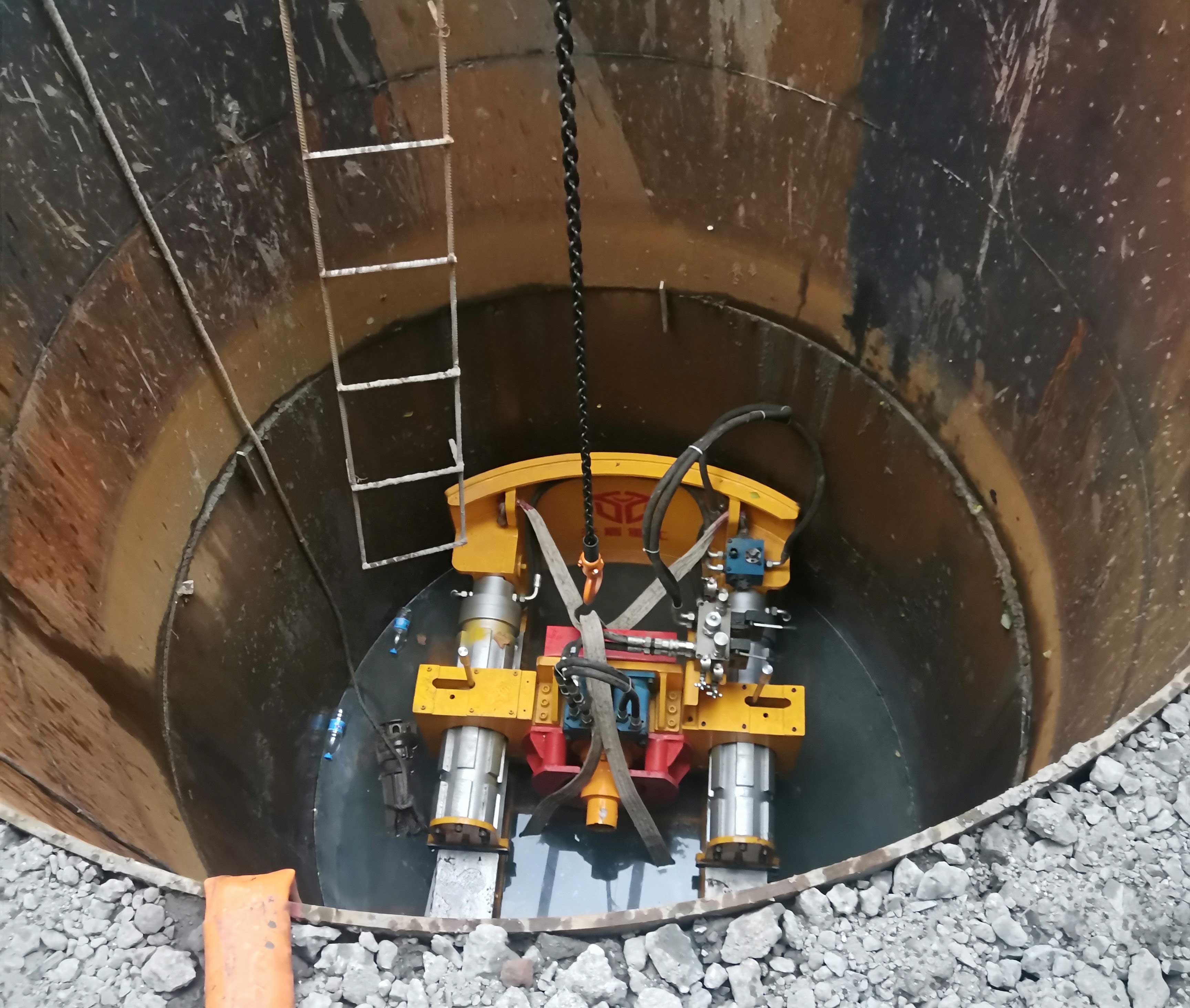 中交上海航道局有限公司600微頂第一頂施工順利貫通！